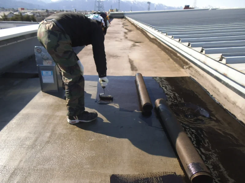 アスファルト防水工事の施工風景